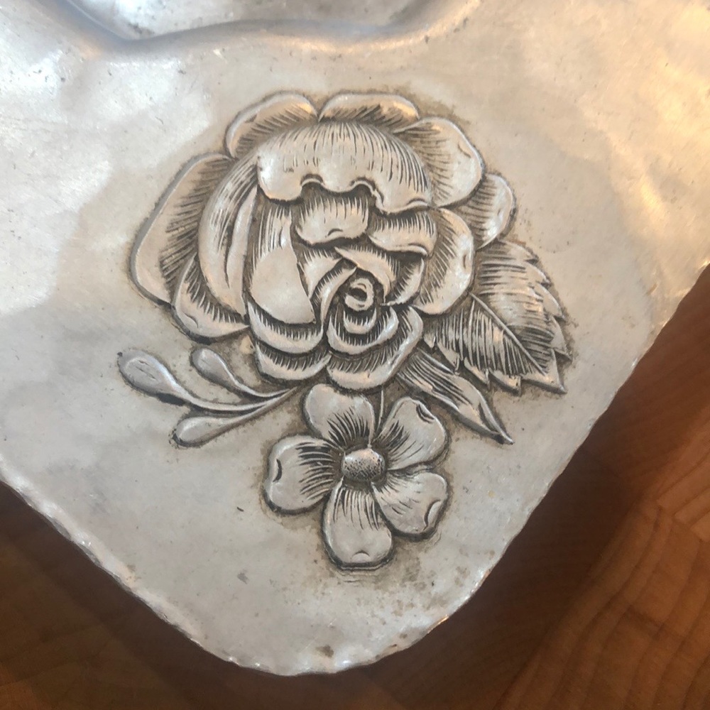 Vintage aluminum tray with rose detail and handles - Picture 8 of 8